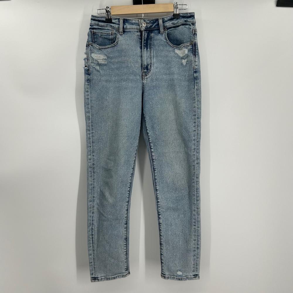 American Eagle Women 6 Regular High Rise Distressed Mom Jeans Light Wash Stretch